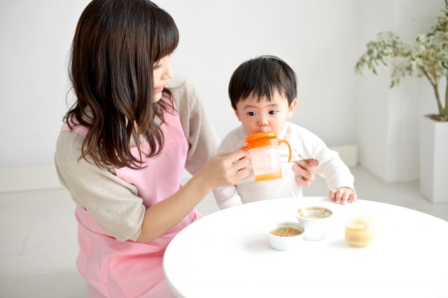 赤ちゃんの離乳食期の麦茶の量は？いつからスタートすればいい？